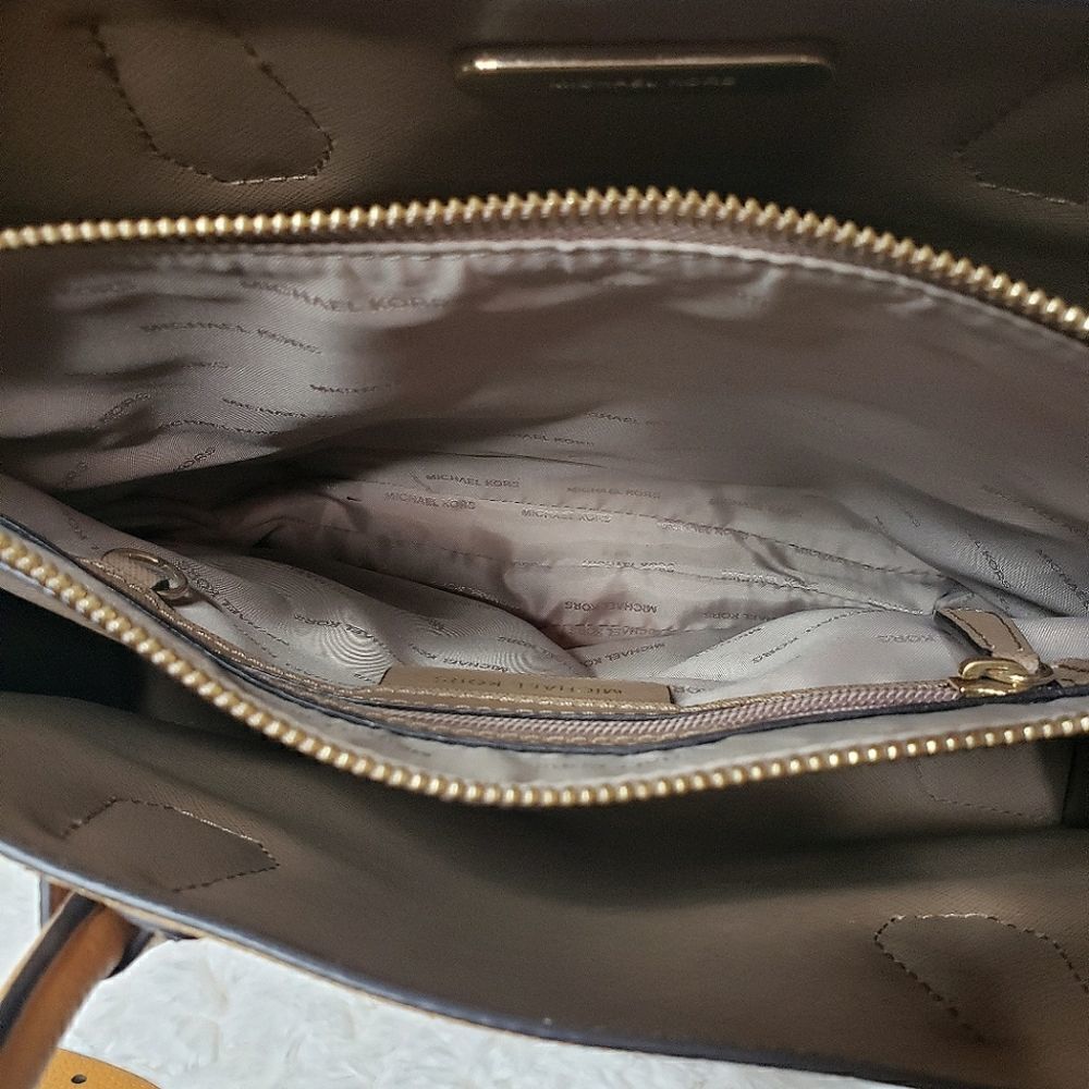 Michael KorsĀ Large Mercer Convtertable Merigold ToteāW/āCrossbodyāStrap - Picture 10 of 16